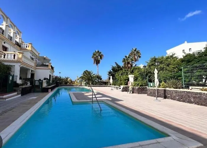 Ocean View With Pools דירה