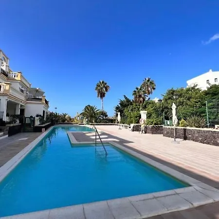 Ocean View With Pools דירה